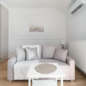 https://white-elegance-apartment-with-ac-parking-garage-poznan.poznan-hotels.com